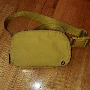 EUC Lululemon Everywhere belt bag